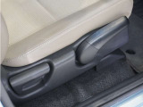 【ハイトアジャスター】レバーの上下操作だけで、座面を運転しやすい高さへ簡単に調節できます。