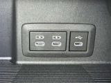 充電用USB端子付き。スマートフォンなどの充電に便利です。