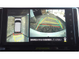 車を上から見下ろした視点で駐車をサポートするパノラマビューを搭載。運転席から確認しにくい車両周囲の状況を確認できます。