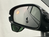 ブラインドスポットインフォメーションは走行中、斜め後ろに車両を感知すると、ドアミラー上のマークを点灯してお知らせします