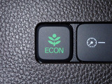 エンジン、エアコンなどを制御し低燃費な『ECONモード』に、また走りを楽しみたいとき、空調など快適性を重視したいときにはスイッチOFFで通常モードに切り替えができます!