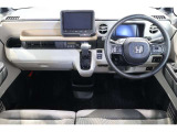 操作性に優れた運転席となります!小物入れや各ボタンの配置にこだわり、使いやすいです!座り心地もよく視認性も良好なのでロングドライブもお任せ下さい!