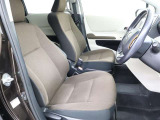 ゆったりと座れる運転席で快適なドライブをお楽しみください