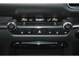 運転席・助手席別々に調整可能なフルオートエアコン。寒い時期に嬉しいシートヒーター&ステアリングヒーター付きです。
