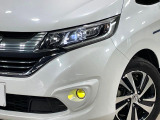 【LEDヘッドライト】悪天候や夜間走行時も良好な視界を確保し安心して運転できる高輝度LEDヘッドライトを装備!点灯速度が早く、消費電力も抑えられています。