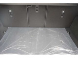 奥行のある大容量のラゲッジルーム。分割のシートバックのアレンジによりトランクスルーで長尺の積荷にも対応いたします。