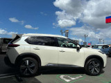 運転席側からの写真です。都会の風景にも溶け込むスマートなサイドビュー
