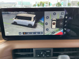 人やクルマがどこから現れるか不安!そんな混雑する駐車場などで、周辺の状況が直感的にわかる立体的映像を表示。クルマの周囲がぐるっと見えるので、安心して発進できます