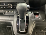 CVT車のセレクトレバーです。低速から高速まで、変速ショックのないスムーズな走りを実現するとともに、エンジン効率のよい領域を維持することで燃費にも貢献します。