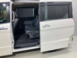 【両側オートスライドドア】子供を乗せたりするのにも隣のお車を気にせずストレスフリー★雨の日などはリモコンキーからドアの開閉ができて、とても便利な両側オートスライドドア★