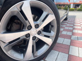 ●純正17インチアルミホイール:輸入車ならではの卓越した走りを支えるホイールと足回りです!日本車の走りに慣れている方にもぜひ体感して頂きたいほど、高いレベルでまとまっています!
