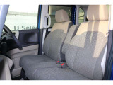 ゆったりした運転席・助手席です。運転席はシートハイトアジャスターつきで高さ調整が可能ですので、いろいろな方のドライビングポジションに合いますね♪