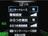 レーンディパーチャーアラートとは車線、又は走路からの逸脱の可能性を警告すると共に、車線、又は走路からの逸脱を避けるためのハンドル操作の一部を支援する機能です。詳細は販売店スタッフまでお尋ね下さい。