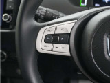 ハンドルにオーディオ操作用スイッチを備え、手を放さずに操作可能。安全性と利便性を両立しています。