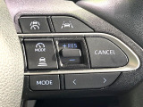 【レーダークルーズコントロール】高速道路での長距離走行が楽に!!自動で速度を保つクルーズコントロールが、衝突軽減システムと連携し、前方の車両を感知して車間を保つように速度調節してくれます!!