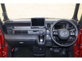 操作性に優れた運転席となります!小物入れや各ボタンの配置にこだわり、使いやすいです!座り心地もよく視認性も良好なのでロングドライブもお任せ下さい!