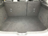ラゲージルーム!後ろのシートは片方ずつ倒せます。乗る人や積む荷物に応じてアレンジが可能ですので多彩に使えてとても便利です。