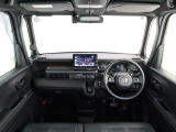 N-BOXの開放的な前方視界。フロントガラスが大きいので運転がしやすく疲れにくいです。また、全ての装備が適正配置されていて操作性に優れています。