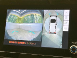 【パノラミックビューモニター】専用のカメラにより、上から見下ろしたような視点で360度クルマの周囲を確認することができます☆死角部分も確認しやすく、狭い場所での切り返しや駐車もスムーズに行えます。