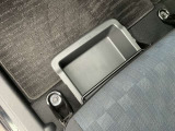 シートアンダーボックスです、靴とかを収納するに便利です。