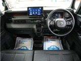 運転にかかわる様々な操作を安全に行えるように視点移動が少なく、操作性に配慮されたスイッチ類が凝縮されたコクピットです。