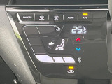 【オートエアコン】一度お好みの温度に設定すれば、車内の温度を検知し風量や温度を自動で調整。暑い&hellip;寒い&hellip;と何度もスイッチ操作をする必要はありません。快適な車内空間には必須の機能ですね♪