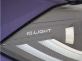 IQ.LIGHT(LEDマトリックスヘッドライト)を装備。状況に応じて配光を最適化し、夜間の視認性を高めます。