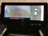 映像で見づらい車両周辺の確認をアシスト。クルマを真上から見ているような映像を表示。 運転席から確認しにくい車両周囲の状況を把握。