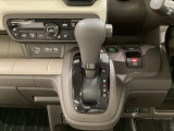 CVT車のセレクトレバーです。低速から高速まで、変速ショックのないスムーズな走りを実現するとともに、エンジン効率のよい領域を維持することで燃費にも貢献します。