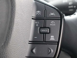 レーダークルーズコントロール作動時に車線維持に必要な運転操作の支援を行う「レーントレーシングアシスト(LTA)」を搭載しています。
