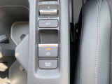 【電子パーキングブレーキ】スイッチ操作で作動・解除ができ、坂道発進時も安心です。