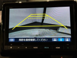 リバースギアに入れるだけで後方の表示へ切り替わります。夜間や雨の日の駐車も楽になりますよ。
