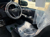 運転席はこちらです。プライベートな車内なのでリラックスできる空間を。