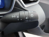 スイッチをオートに設定しておけば、車外の明るさに応じて自動的にヘッドランプを点灯・消灯します。夕暮れ時やトンネルの続く山道などを走行する時に便利なコンライトを装備しています。