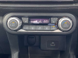 オートエアコン搭載車です。風量を自動で調節します。