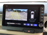 バックギアに入れますとご覧のような画像に自動的に切り替わります。車庫入れ時に役立ちます。