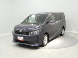 【斜め左前】スクエアなボディ形状で見切りが良く、運転しやすいデザインです。広いガラスエリアで視界も良好です。