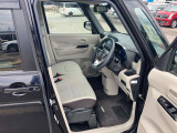 運転席は足元広々です。リラックスして運転できますね。