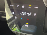 【オートエアコン】一度お好みの温度に設定すれば、車内の温度を検知し風量や温度を自動で調整。暑い&hellip;寒い&hellip;と何度もスイッチ操作をする必要はありません。快適な車内空間には必須の機能ですね♪