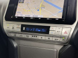 【オートエアコン】「AUTO」スイッチを押すだけで、冷暖房の切り替えや風量、吹き出し口の調整などを自動で行います。