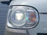 【LEDヘッドライト】悪天候や夜間走行時も良好な視界を確保し安心して運転できる高輝度LEDヘッドライトを装備!点灯速度が早く、消費電力も抑えられています。