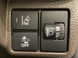 ハンドルの右側にはヘットライトリベライザーとHondaセンシング用のメインスイッチがついています。ヘッドライトリベライザーは道路状況や積荷の加重に応じてライトの高さを調節できます。