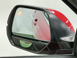 ブラインドスポットインフォメーションは走行中、斜め後ろに車両を感知すると、ドアミラー上のマークを点灯してお知らせします