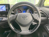インテリアに合わせたデザインのステアリングは、運転される方のことも考え、運転しやすい形状、大きさです。是非一度、実際に触ってお確かめください。