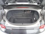 【トランク】間口は狭いですが、奥行きは意外と広いんです!オープン状態にしても、荷室内の容量に変化がないのが特徴です♪