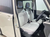 【運転席・助手席転席】運転席の足もともゆったりで長距離ドライブでも快適に★