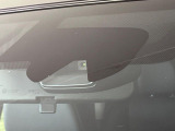 【エマージェンシーブレーキ】走行中に前方の車両等を認識し、衝突しそうな時は警報とブレーキで衝突回避と被害軽減をアシスト。より安全にドライブをお楽しみいただけます。