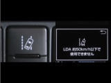 レーンディパーチャーアラートとは車線、又は走路からの逸脱の可能性をブザーにて警告します。