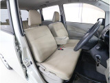 アイボリー内装の運転席で、明るく落ち着いた雰囲気です。視界や操作まわりがすっきりしており、日常の運転を快適に行えます。