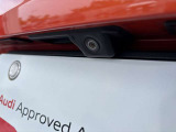 ●リアビューカメラ『入車経路を算出し、ガイドラインと補助線をディスプレイに表示します。同時にバンパーに内蔵のセンサーが障害物を感知し音で注意を促します。後方の死角も安心していただけます。』